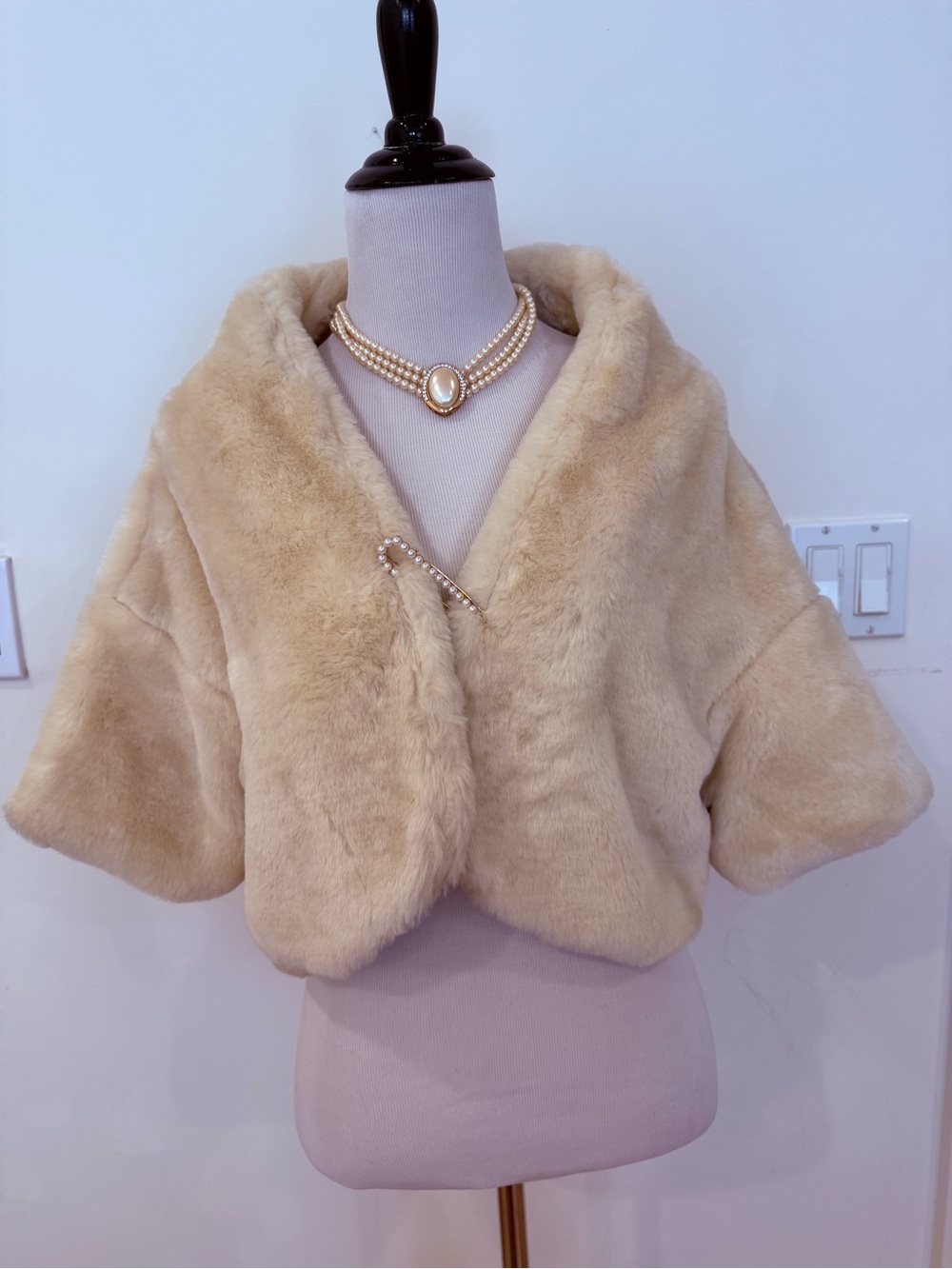 Cream Faux Fur Bolero Jacket with a imitation pearl necklace